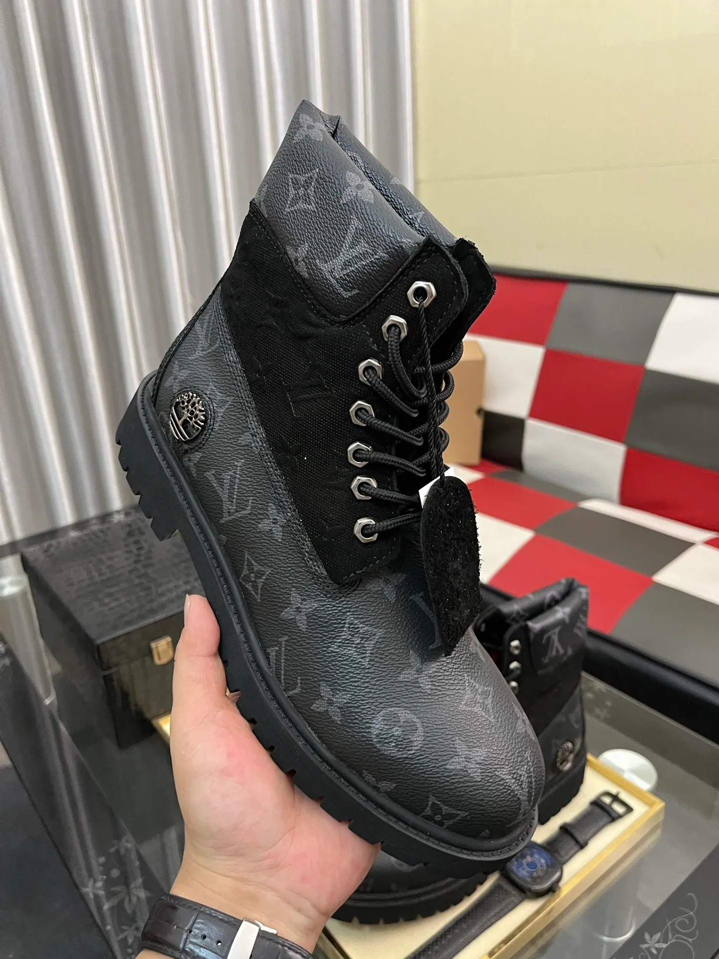 Ex-factory price: 458⌚️⌚️LV x Timberland Timberland joint model Presbyopia Embossed Rhubarb Boots Ankle Boots Short Boots LV x Timberland ankle boots are made of Monogram embossed waterproof nubuck cow leather, relying on the brand's exquisite craftsmanship to carefully reshape the classic Timberland 6-inch boot shape in Italy, with an eye-catching American workwear style. Created by Pharrell Williams 2025 autumn and winter menswear show. Monogram embossed tongue, original Timberland laces and outsole are exquisite details, and the leather label expresses the cooperation logo. Exquisite packaging at the delivery counter🛍📦 ▪️Material: Original customized imported first-layer cowhide ▪️Inner lining: Original customized leather lining/mesh lining ▪️Outsole: Original molded rubber material ▪️Sole thickness: 3.5CM ▪️Size: 38-44